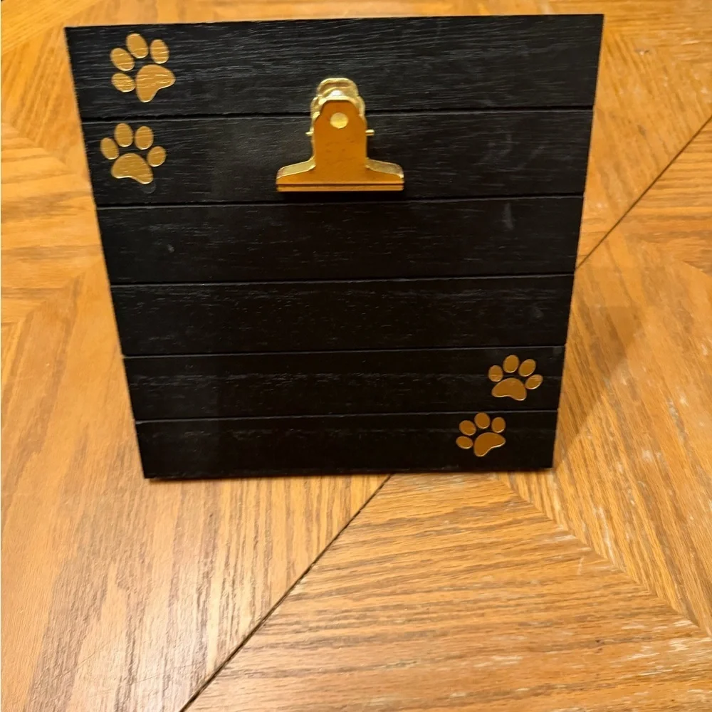 Black and Gold Paw Print Wall Clip Decor